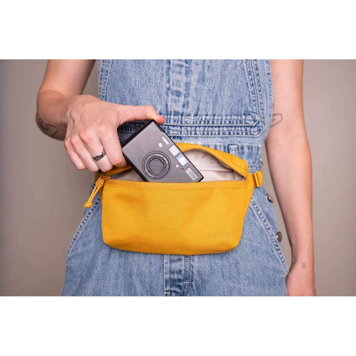 Moment : Mini Fanny Sling 1L - Image 5